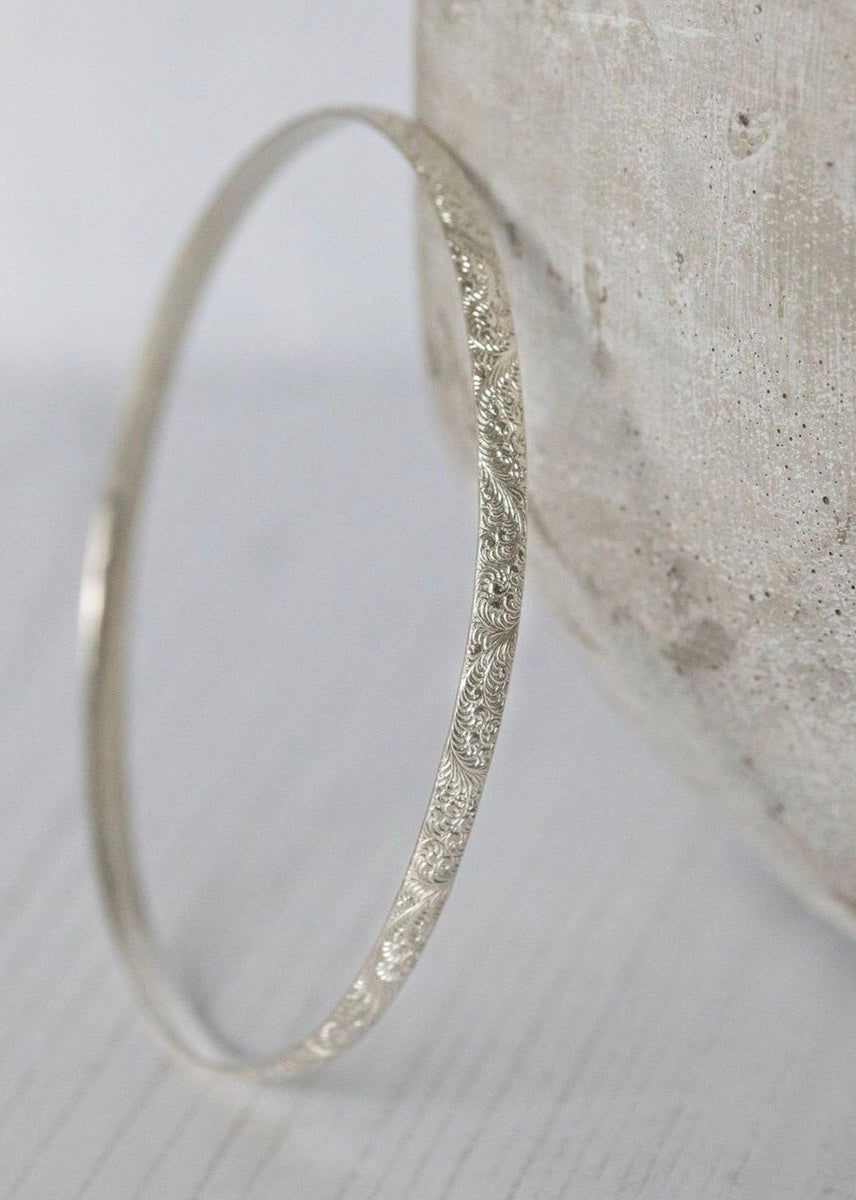detailed picture of the Lucy Kemp lace texture bangle